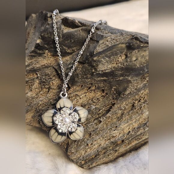 NWOT Lia Sophia "Jasmine" Cut Crystal & Resin flower necklace - Picture 3 of 6